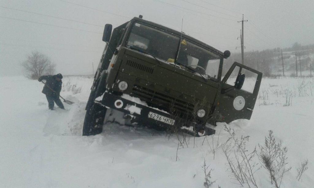 Сніг, злива, ураган – дрібниці для працівників високовольтних бригад