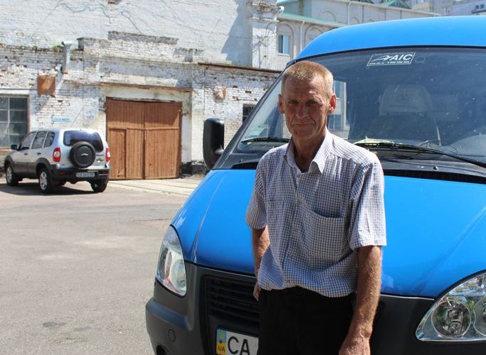 Не тільки вправно кермо тримати, а й по дереву вирізьбляти