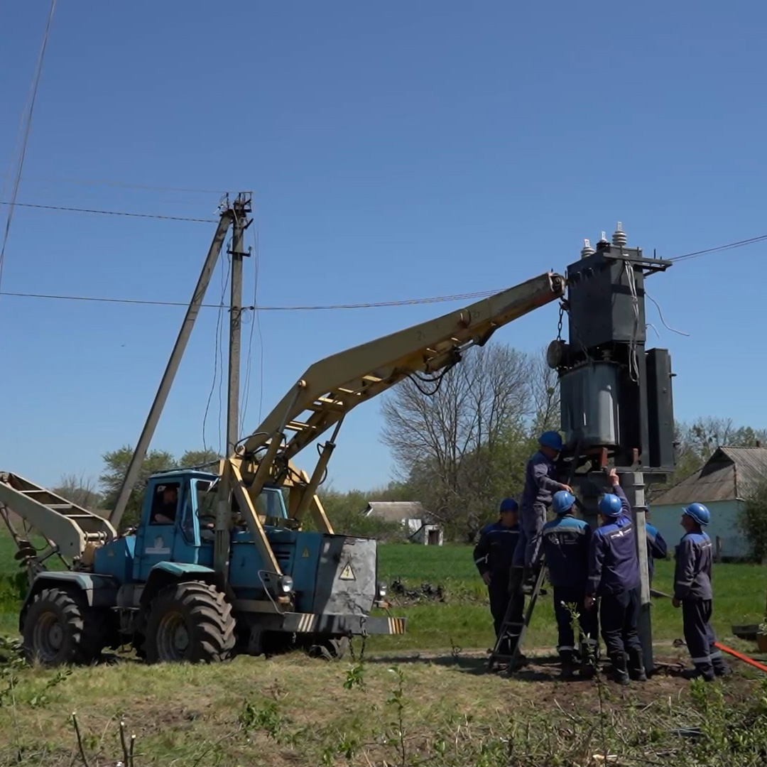 Для надійного розподілу електроенергії: енергетики оновлюють трансформаторні підстанції