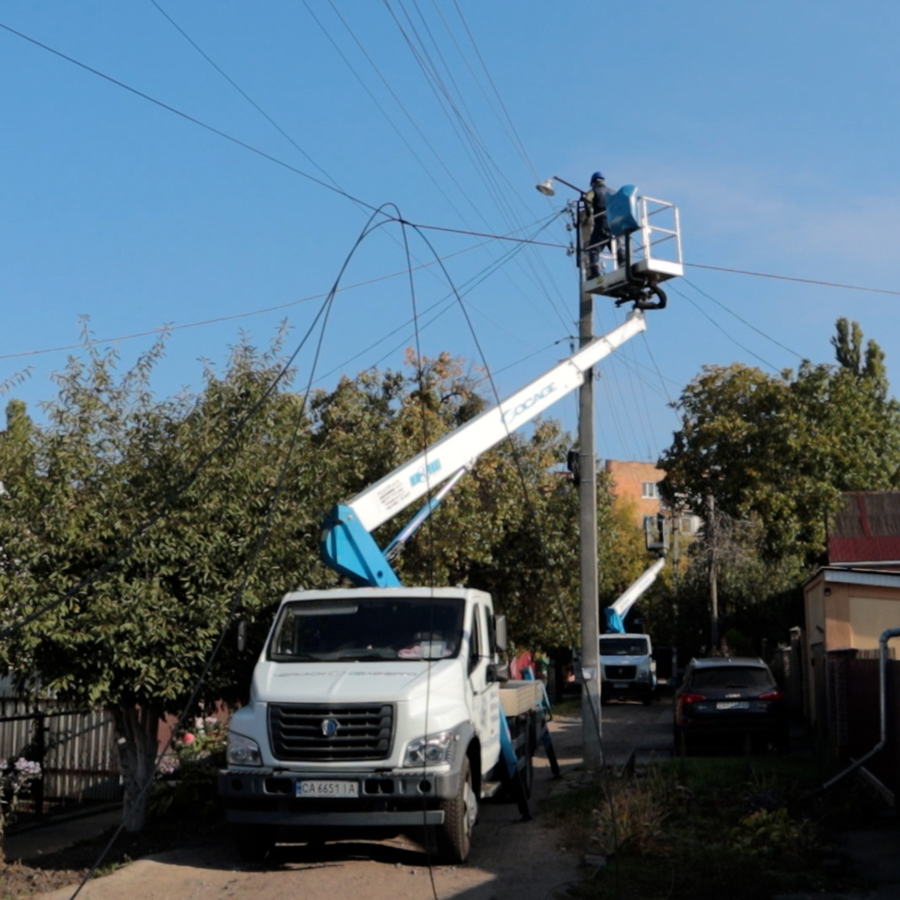 Оновлюють, щоб працювало надійніше: у Черкасах ремонтують повітряні лінії